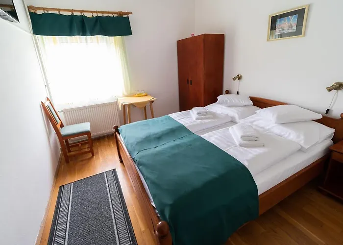 לינה וארוחת בוקר Lotus 3*