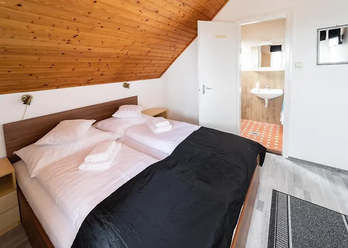 לינה וארוחת בוקר Lotus 3*