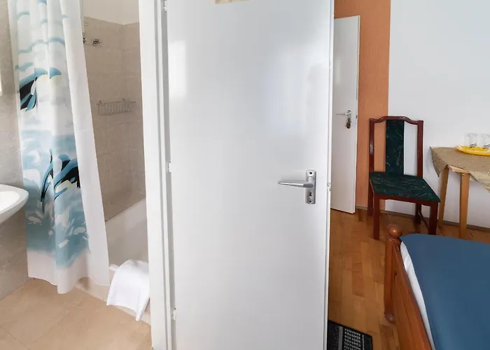 לינה וארוחת בוקר Lotus 3*